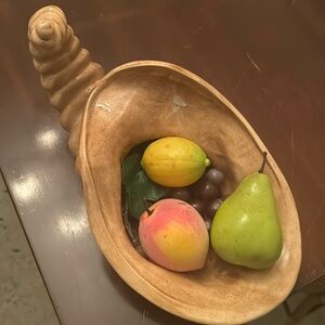 Cornucopia with fruit, 5 pieces total.